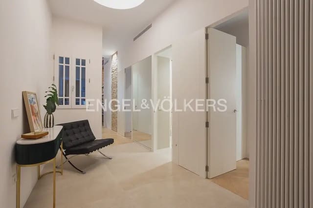 3 bedroom Flat for rent in El Mercat, Valencia city - € 3,500 (Ref: 9961038)