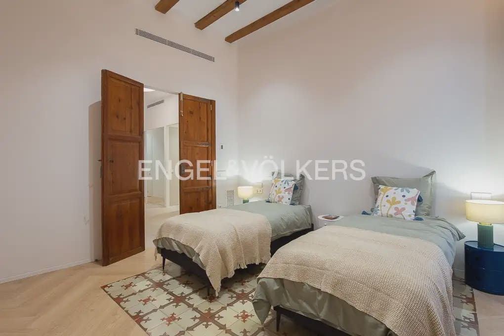 3 bedroom Flat for rent in Valencia city - € 3,500 (Ref: 9961038)