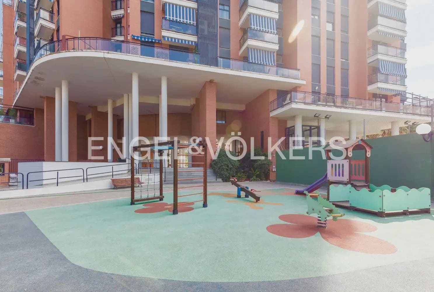 Appartement de 1 chambre à louer à Valence ville avec piscine garage - 1 500 € (Ref: 9961245)