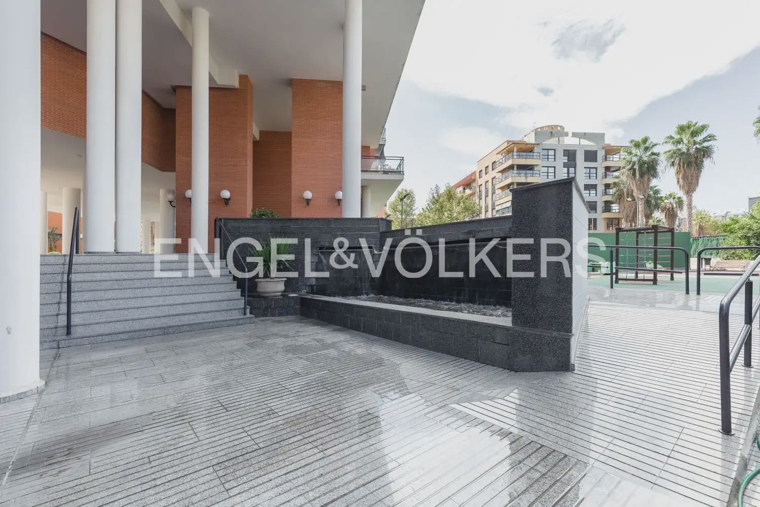 Appartement de 1 chambre à louer à Valence ville avec piscine garage - 1 500 € (Ref: 9961245)