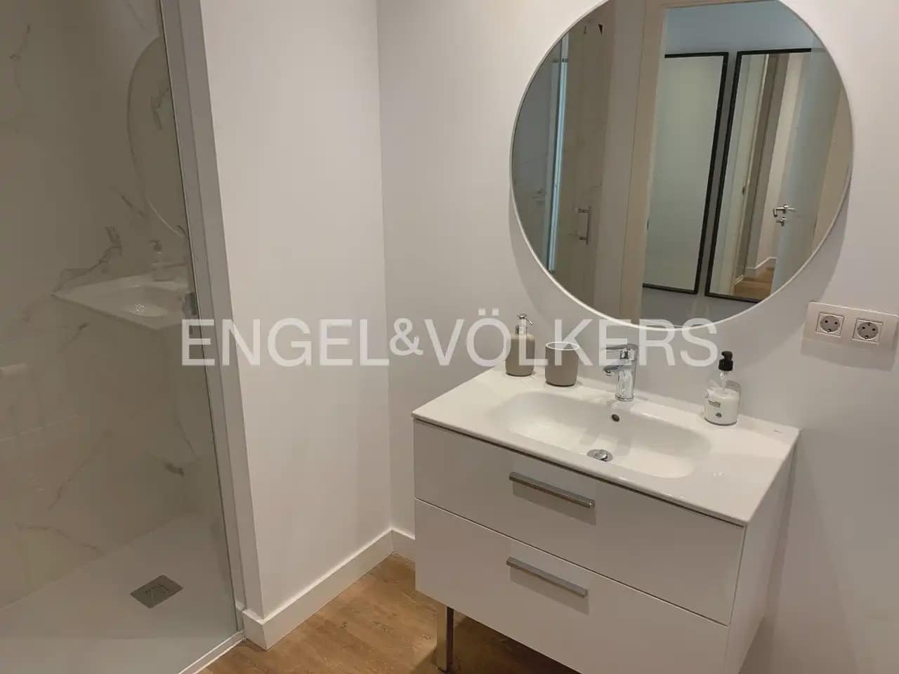 1 makuuhuone Asunto vuokrattavana paikassa Valencia kaupunki mukana uima-altaan - 1 395 € (Ref: 9961754)