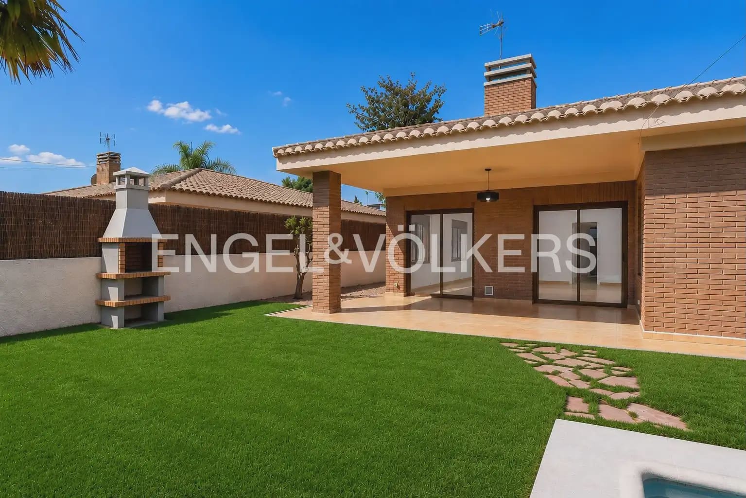 4 bedroom Villa for rent in Rocafort with pool garage - € 2,500 (Ref: 9961755)