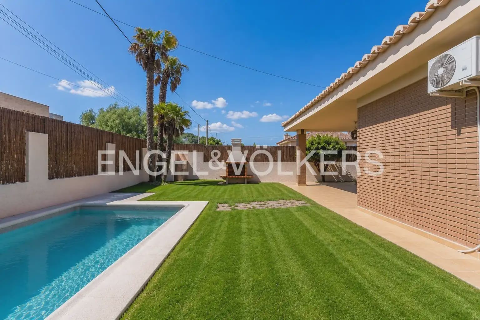 4 bedroom Villa for rent in Rocafort with pool garage - € 2,500 (Ref: 9961755)