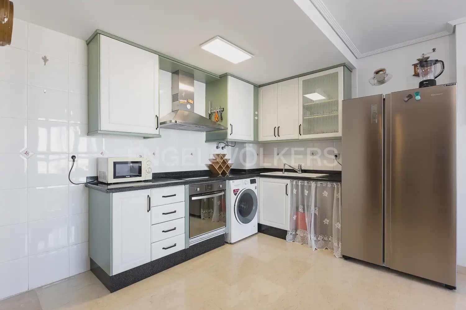 2 bedroom Flat for rent in Valencia city with pool garage - € 1,600 (Ref: 9964384)
