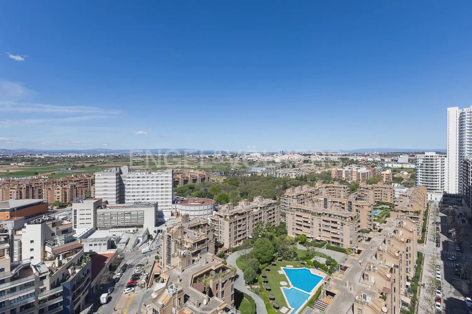 2 bedroom Flat for rent in Valencia city with pool garage - € 1,600 (Ref: 9964384)