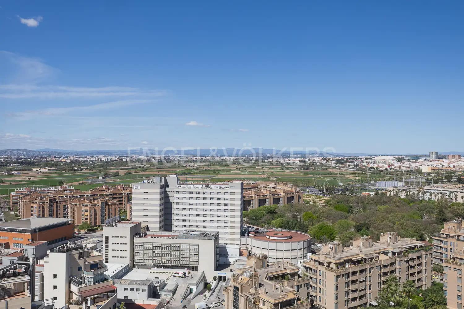 2 bedroom Flat for rent in Valencia city with pool garage - € 1,600 (Ref: 9964384)