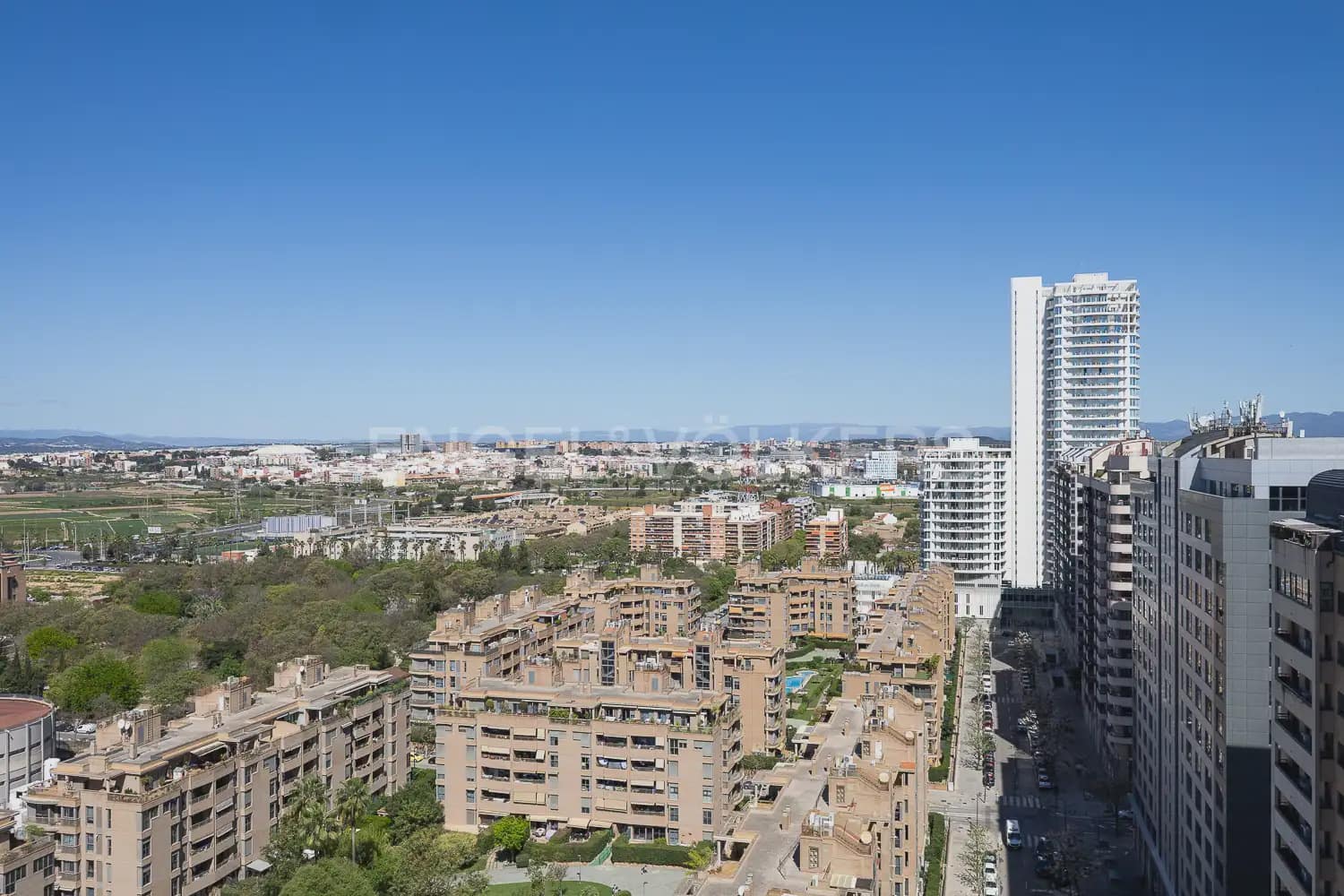 2 bedroom Flat for rent in Valencia city with pool garage - € 1,600 (Ref: 9964384)