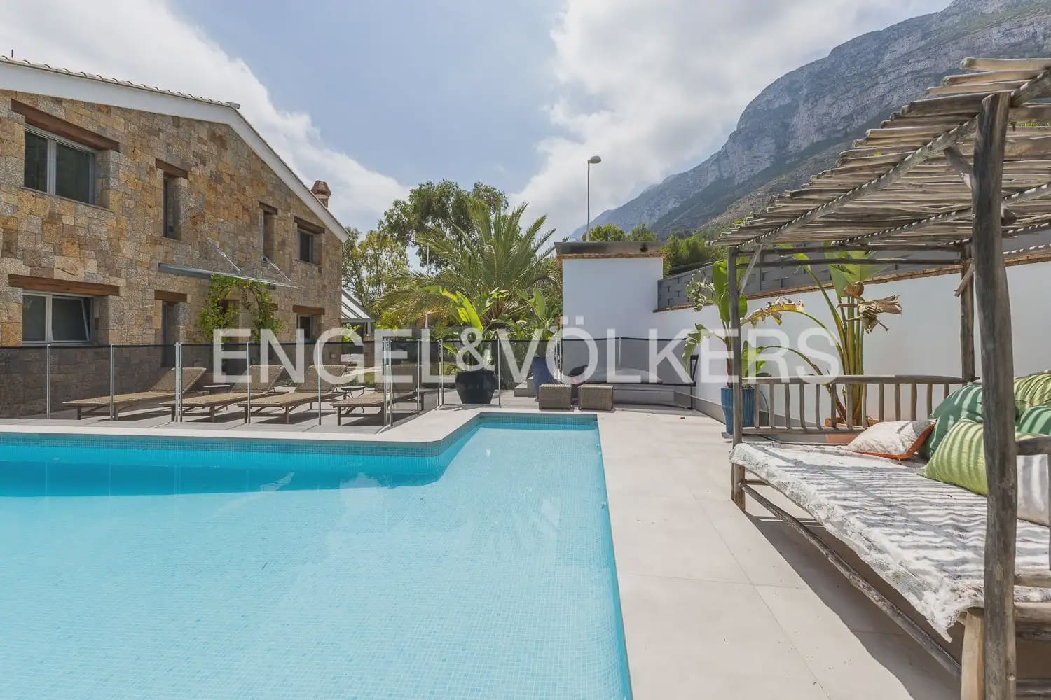 6 slaapkamer Villa te koop in Denia met zwembad garage - € 1.350.000 (Ref: 9964481)