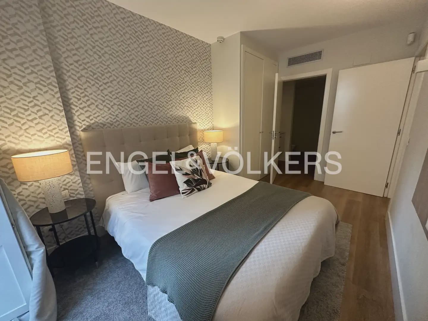 1 bedroom Flat for rent in Valencia city with pool garage - € 1,495 (Ref: 9964482)