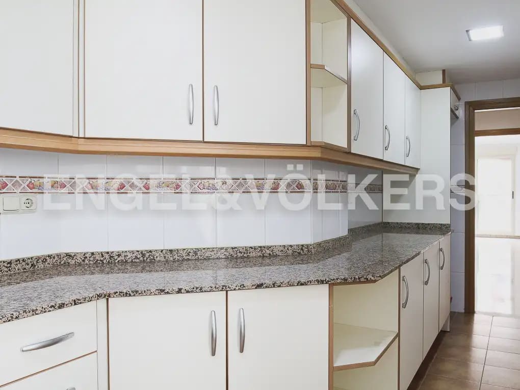 4 soveværelse Lejlighed til leje i Valencia by med garage - € 1.600 (Ref: 9965591)