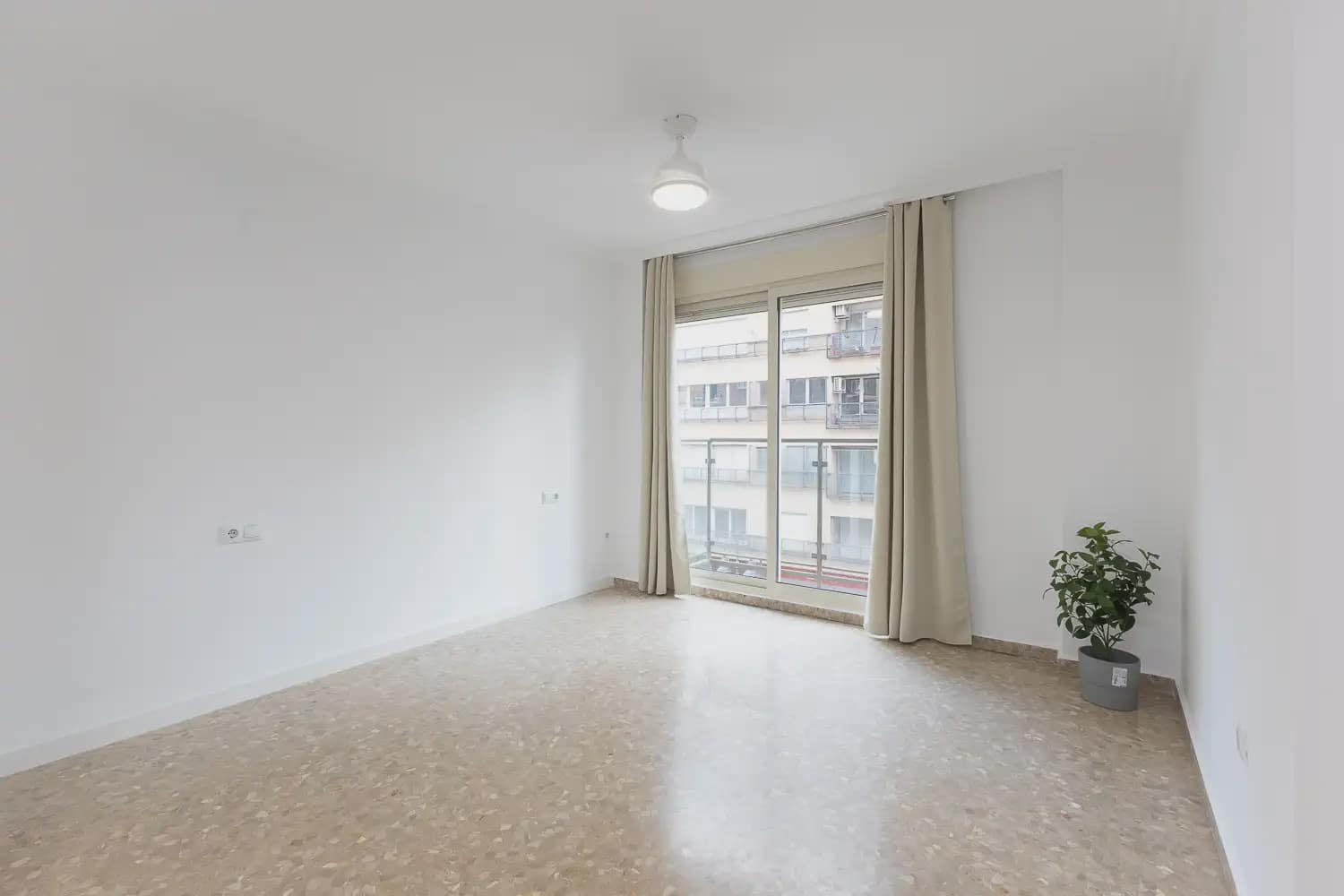 4 soveværelse Lejlighed til leje i Valencia by med garage - € 1.600 (Ref: 9965591)