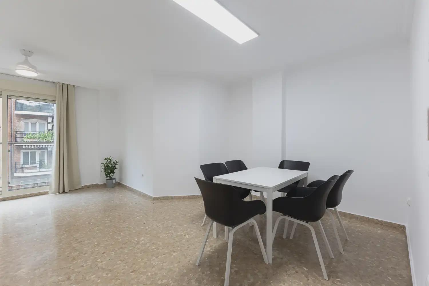 4 soveværelse Lejlighed til leje i Valencia by med garage - € 1.600 (Ref: 9965591)