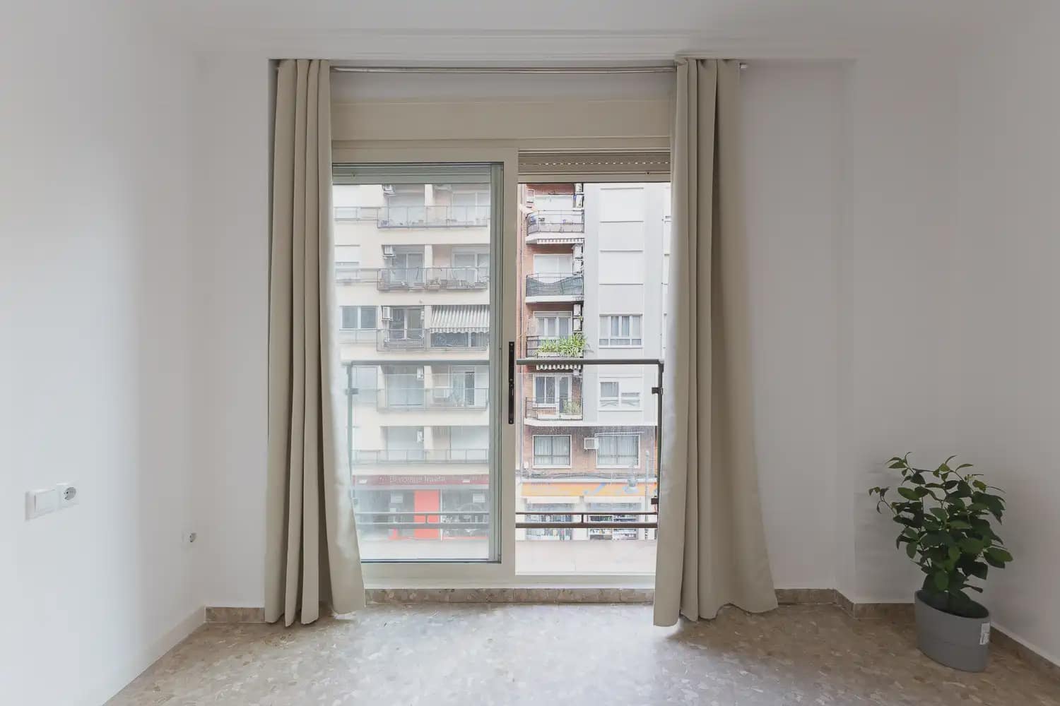 4 soveværelse Lejlighed til leje i Valencia by med garage - € 1.600 (Ref: 9965591)