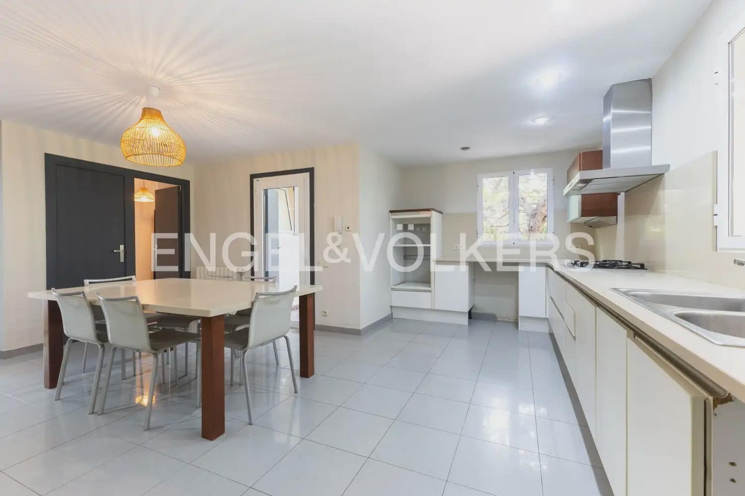 5 bedroom Villa for rent in Rocafort with pool garage - € 4,500 (Ref: 9966240)