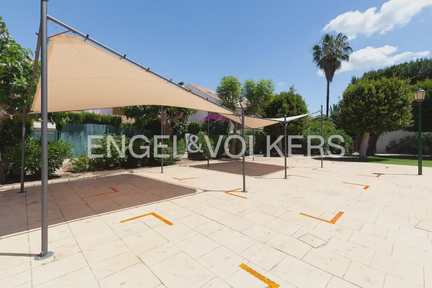 5 bedroom Villa for rent in Rocafort with pool garage - € 4,500 (Ref: 9966240)
