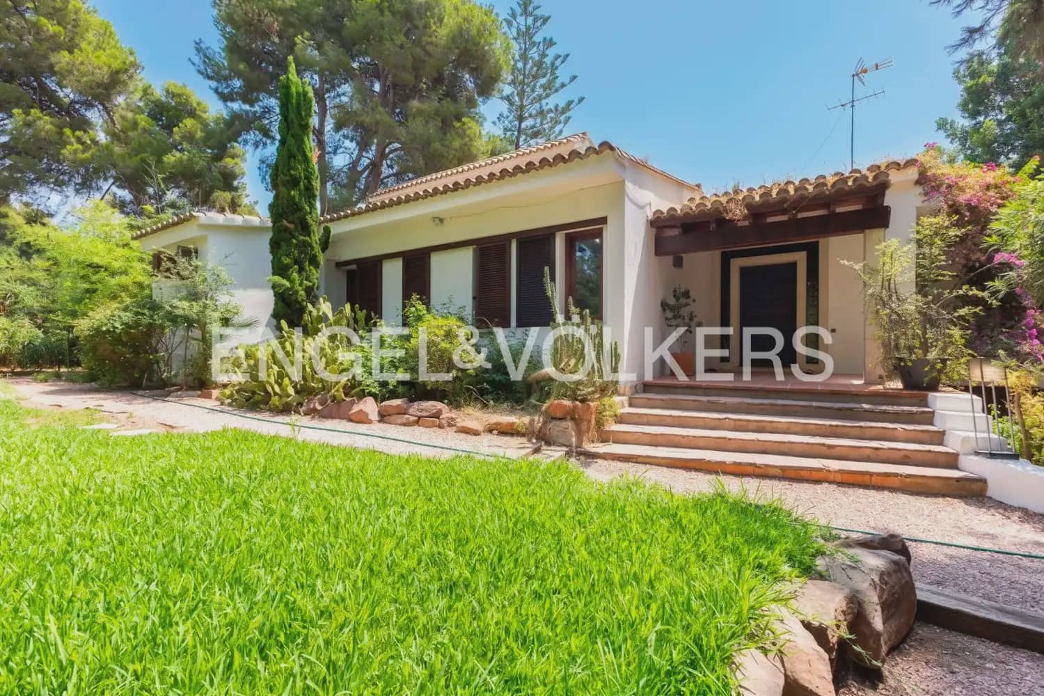 5 bedroom Villa for rent in Rocafort with pool garage - € 4,500 (Ref: 9966240)