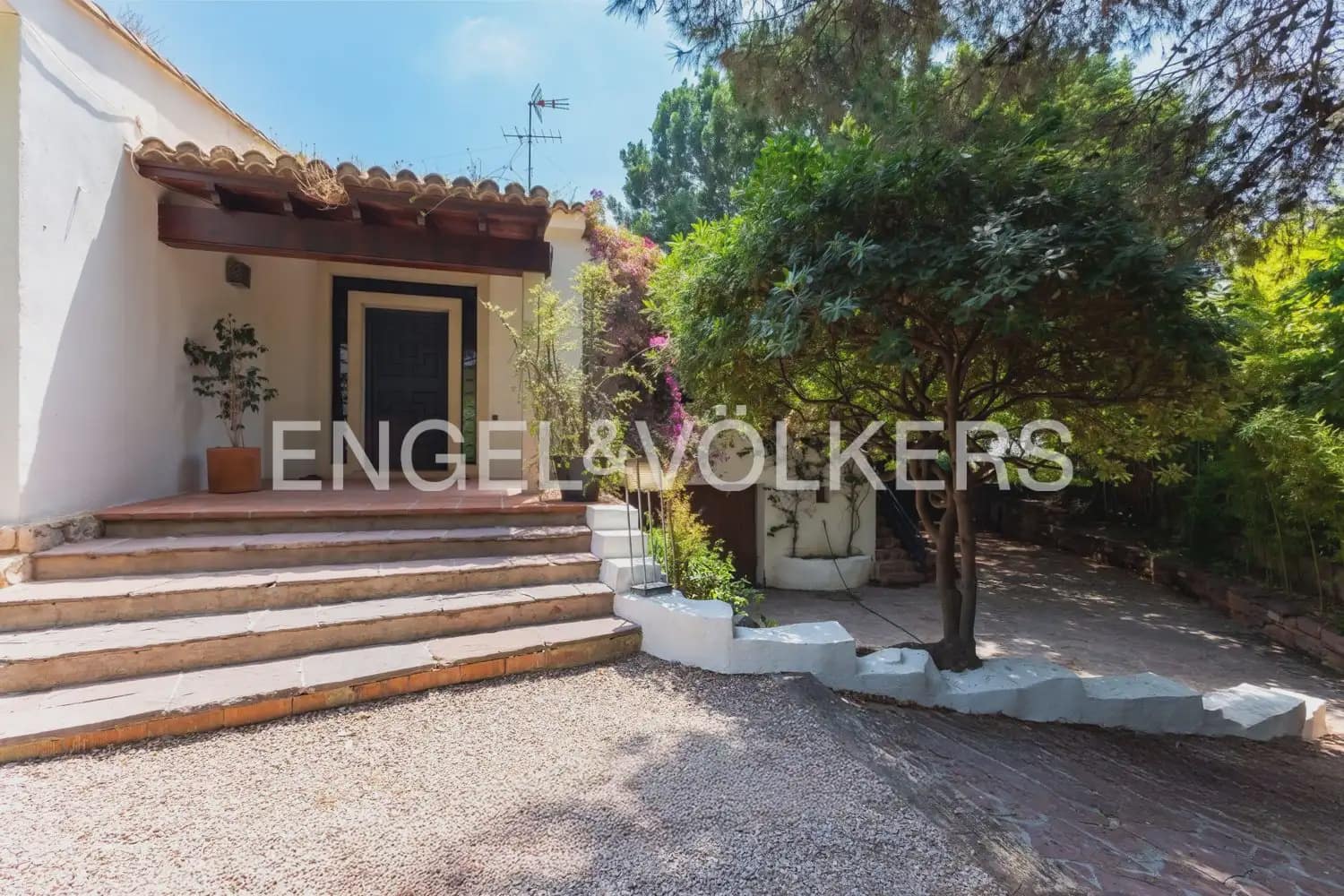 5 bedroom Villa for rent in Rocafort with pool garage - € 4,500 (Ref: 9966240)
