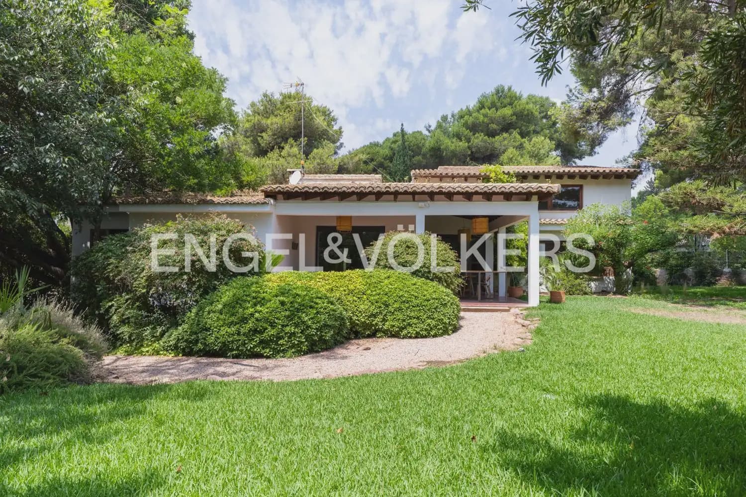 5 bedroom Villa for rent in Rocafort with pool garage - € 4,500 (Ref: 9966240)