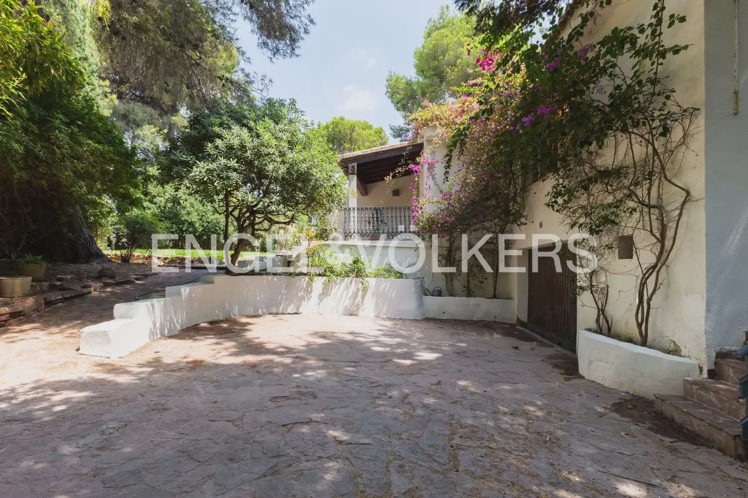 5 bedroom Villa for rent in Rocafort with pool garage - € 4,500 (Ref: 9966240)
