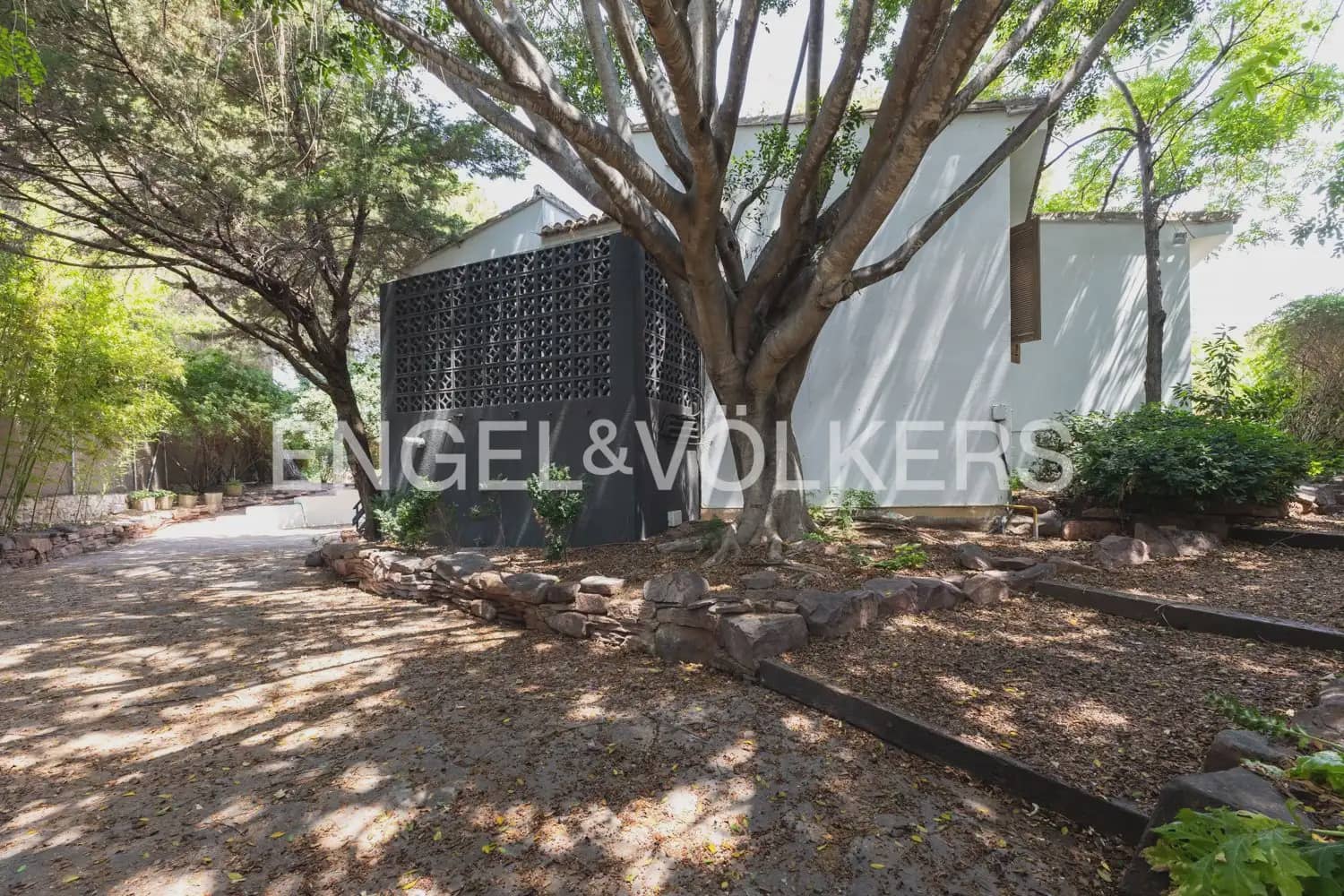5 bedroom Villa for rent in Rocafort with pool garage - € 4,500 (Ref: 9966240)