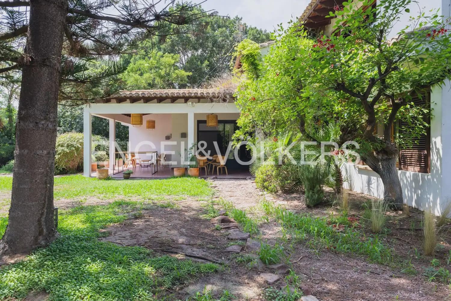 5 bedroom Villa for rent in Rocafort with pool garage - € 4,500 (Ref: 9966240)