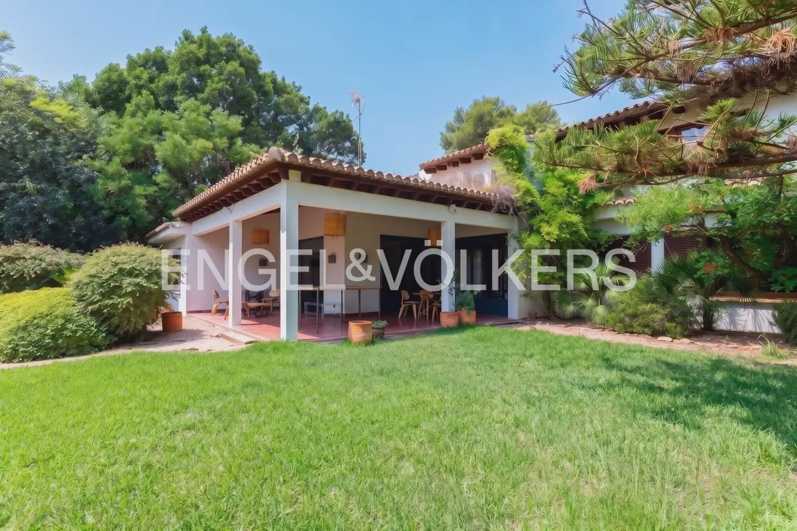 5 bedroom Villa for rent in Rocafort with pool garage - € 4,500 (Ref: 9966240)