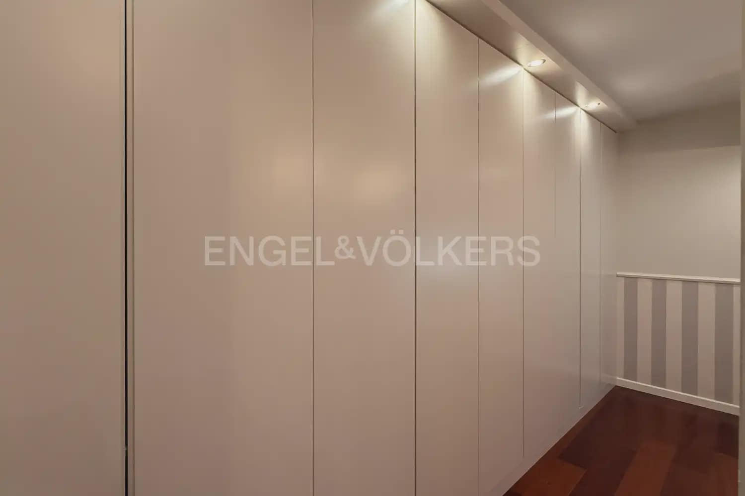 1 bedroom Flat for rent in Paterna with pool garage - € 1,400 (Ref: 9968631)