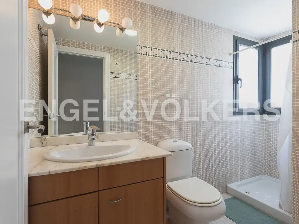 4 soverom Leilighet til leie i Valencia by med garasje - € 4 500 (Ref: 9968993)