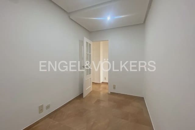5 quarto Apartamento para arrendar em La Gran Via, Valência cidade - 2 000 € (Ref: 9973749)