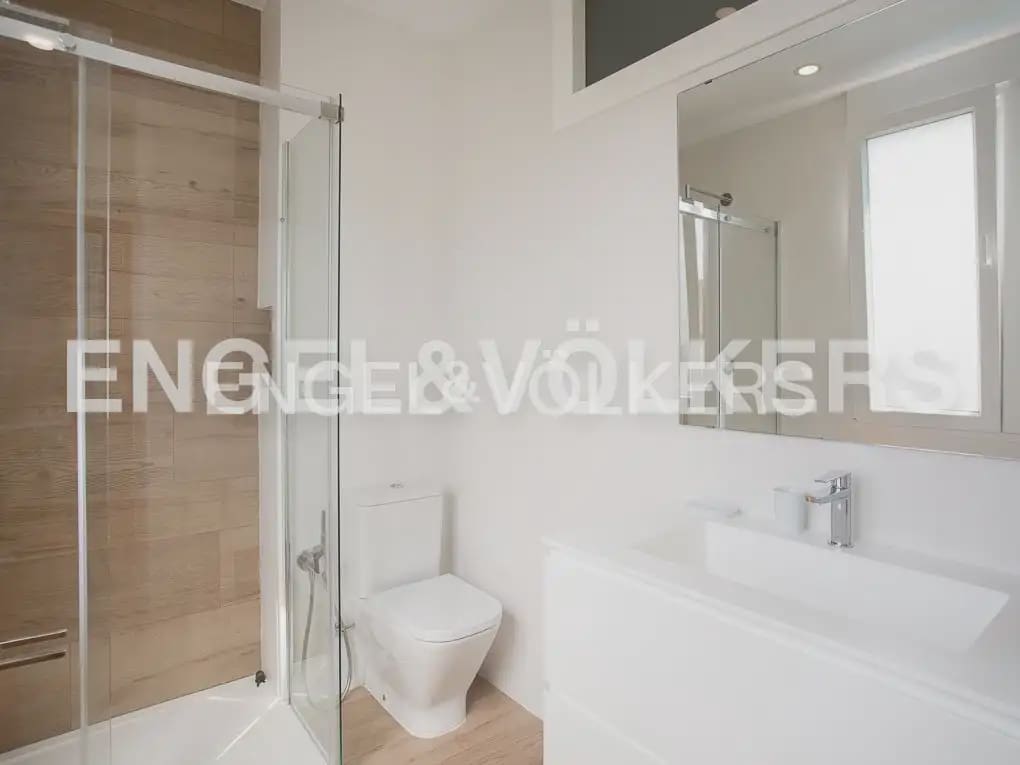 5 bedroom Flat for rent in Valencia city - € 2,000 (Ref: 9973749)