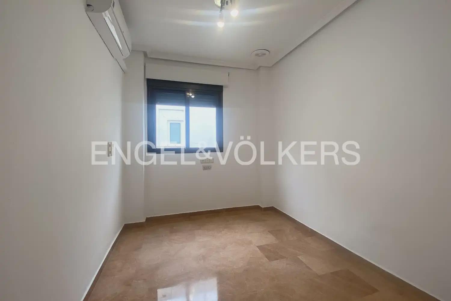 5 bedroom Flat for rent in Valencia city - € 2,000 (Ref: 9973749)