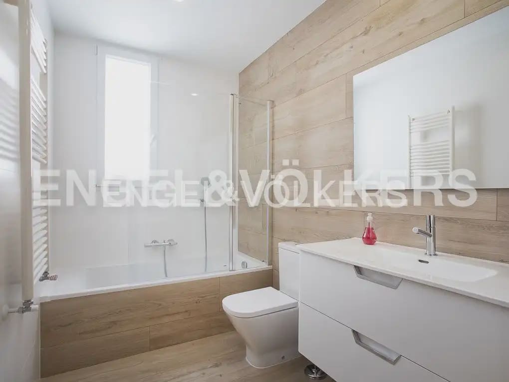 5 bedroom Flat for rent in Valencia city - € 2,000 (Ref: 9973749)