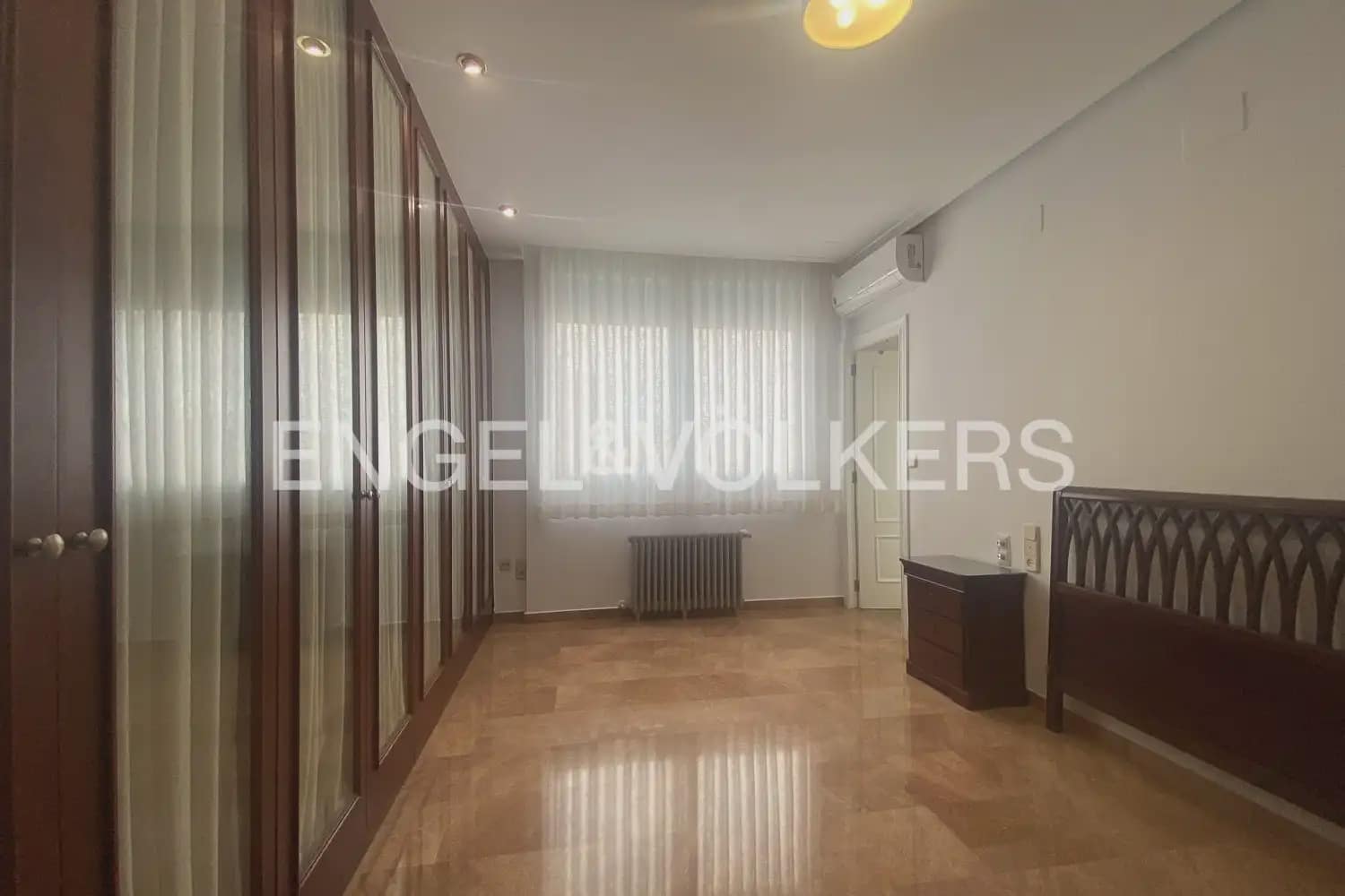 5 bedroom Flat for rent in Valencia city - € 2,000 (Ref: 9973749)