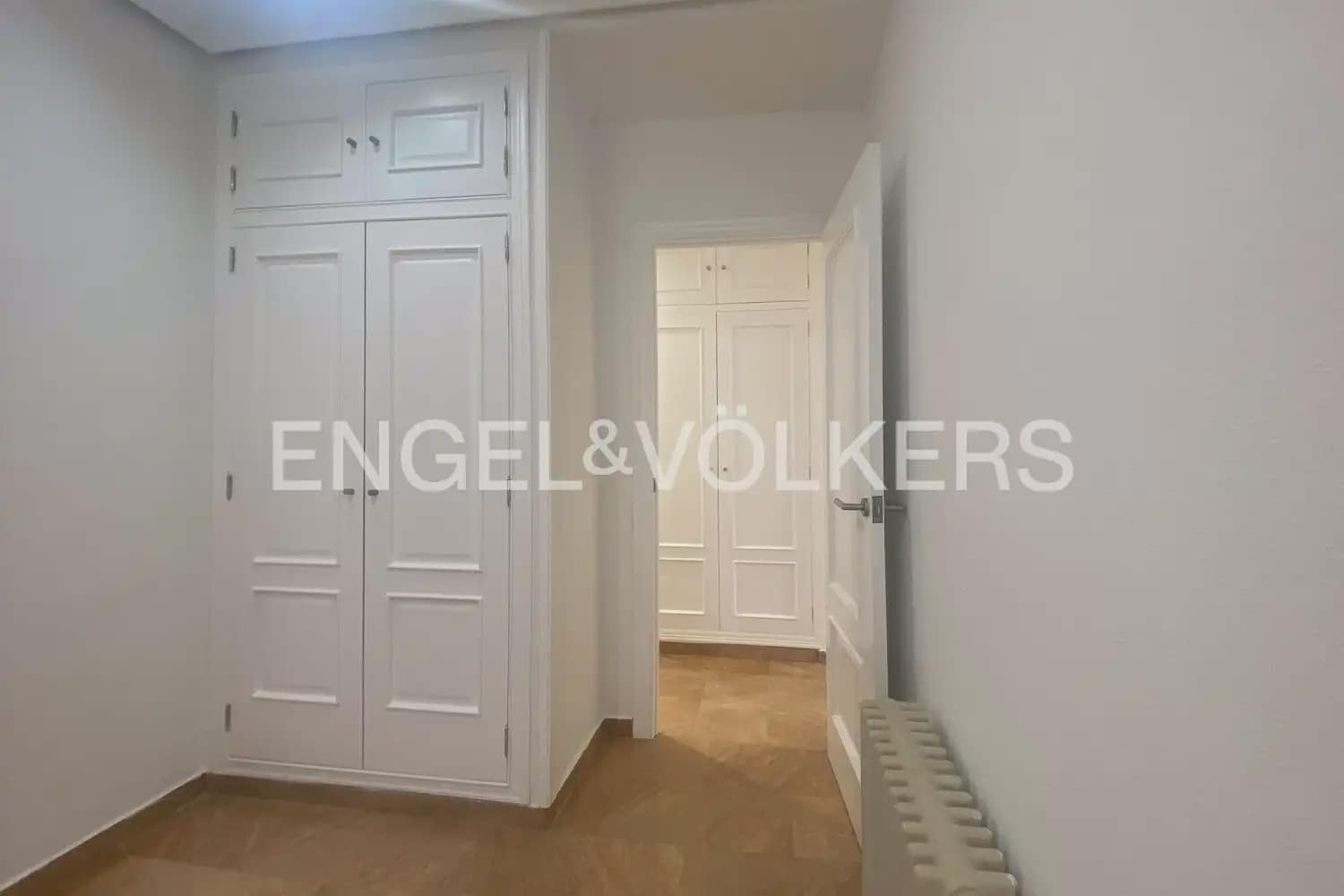 5 bedroom Flat for rent in Valencia city - € 2,000 (Ref: 9973749)