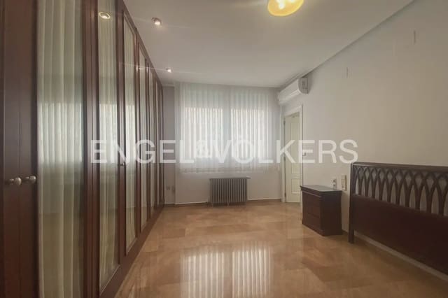 5 quarto Apartamento para arrendar em La Gran Via, Valência cidade - 2 000 € (Ref: 9973749)