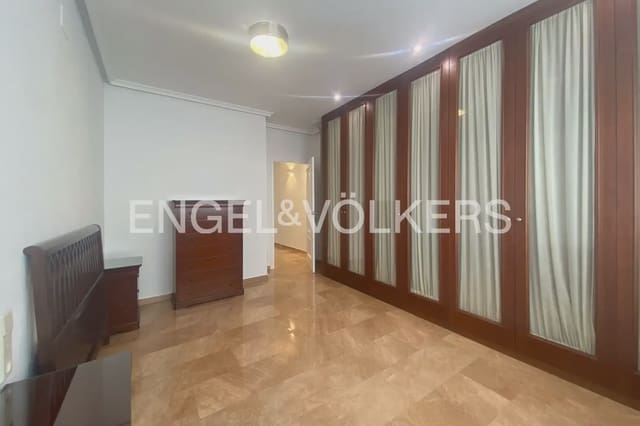 5 quarto Apartamento para arrendar em La Gran Via, Valência cidade - 2 000 € (Ref: 9973749)