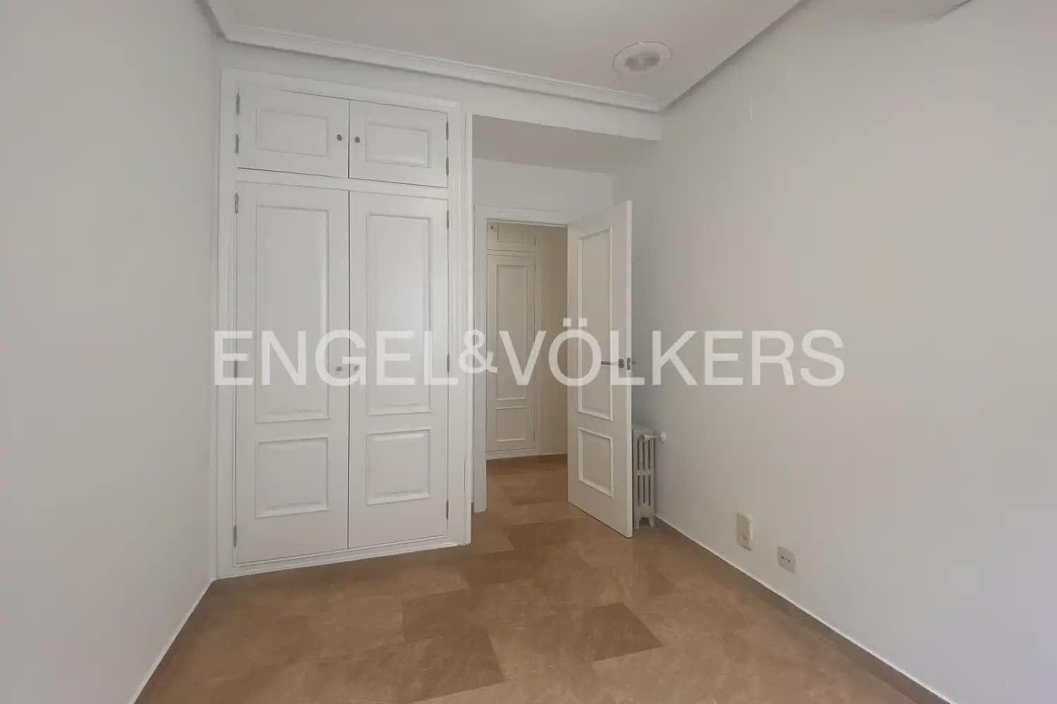 5 bedroom Flat for rent in Valencia city - € 2,000 (Ref: 9973749)