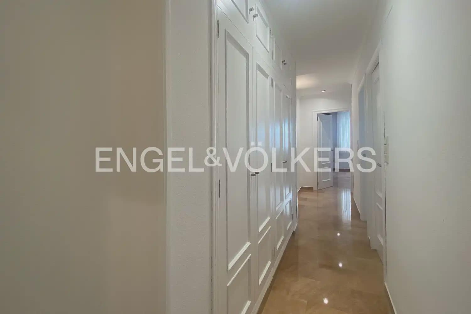 5 bedroom Flat for rent in Valencia city - € 2,000 (Ref: 9973749)