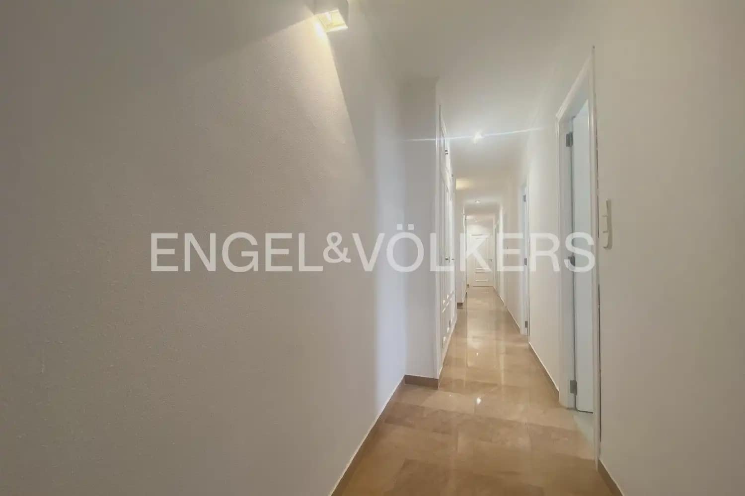 5 bedroom Flat for rent in Valencia city - € 2,000 (Ref: 9973749)