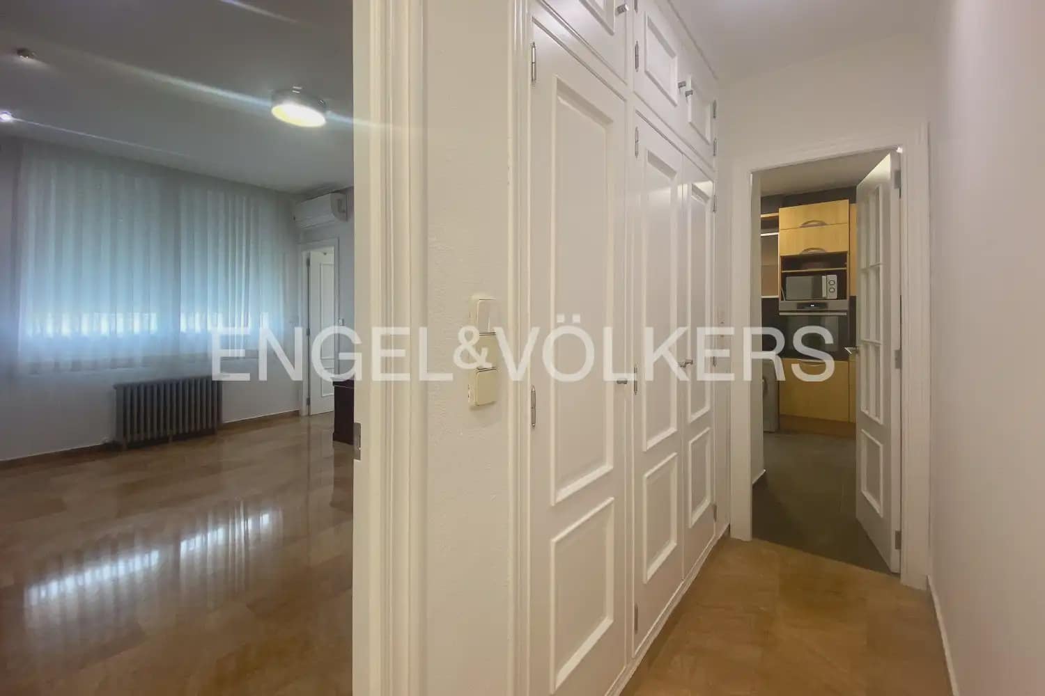 5 bedroom Flat for rent in Valencia city - € 2,000 (Ref: 9973749)