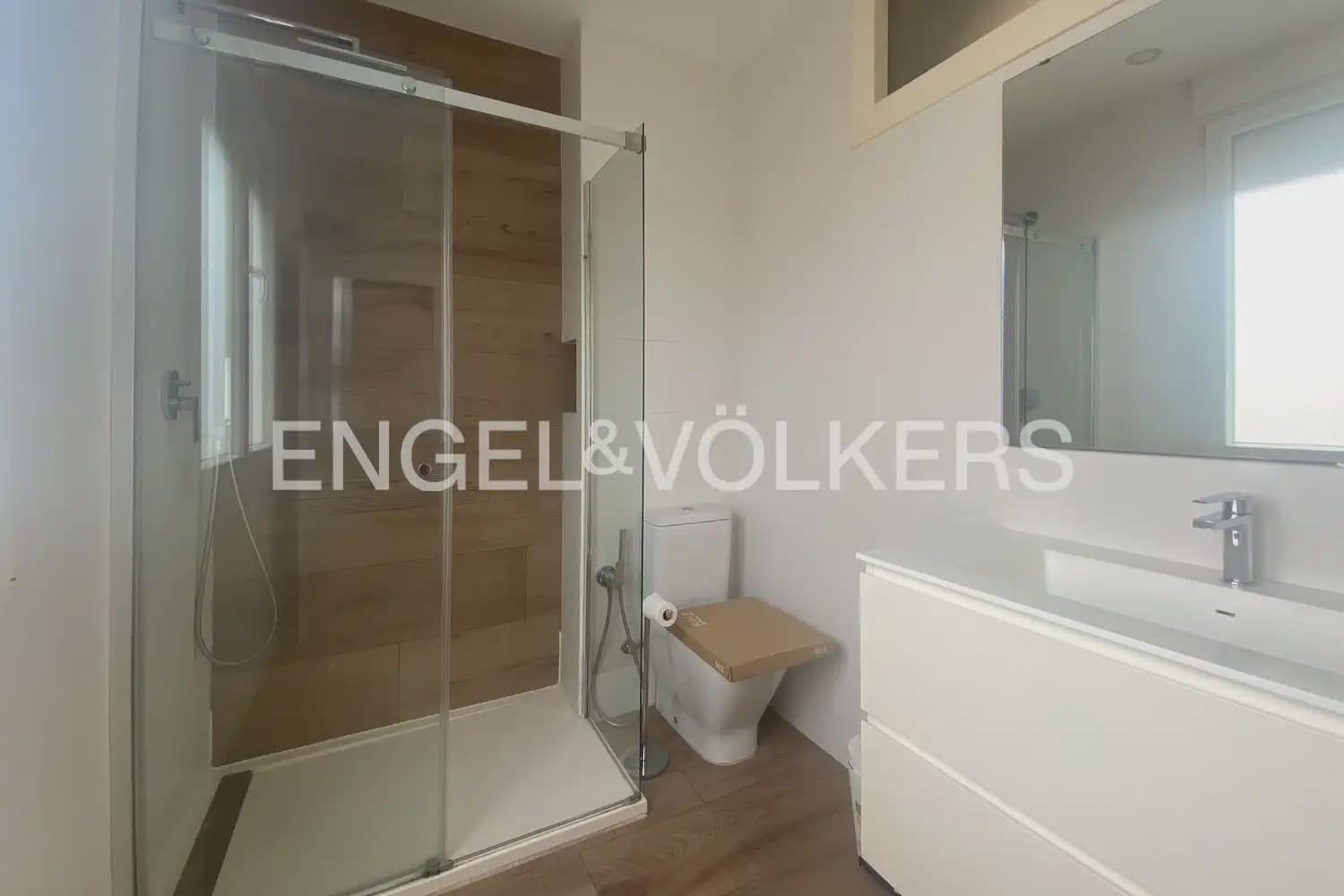 5 bedroom Flat for rent in Valencia city - € 2,000 (Ref: 9973749)