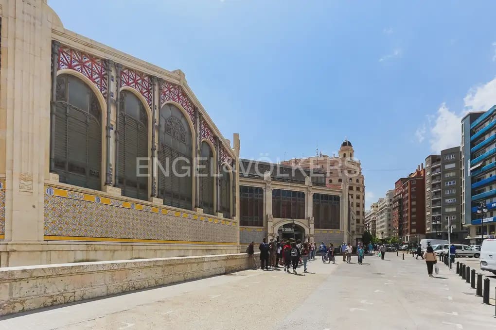 5 bedroom Flat for rent in Valencia city - € 2,300 (Ref: 9973874)