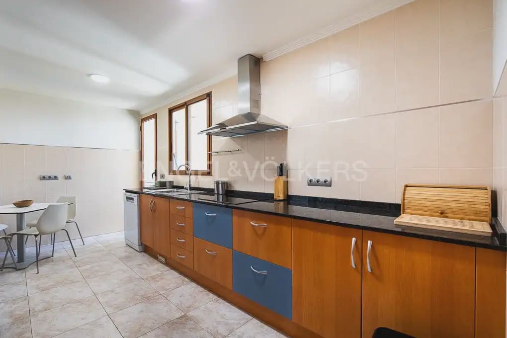 5 bedroom Flat for rent in Valencia city - € 2,300 (Ref: 9973874)