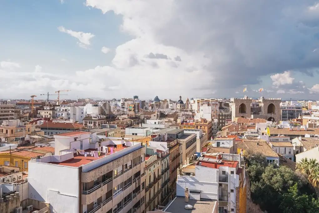 5 bedroom Flat for rent in Valencia city - € 2,300 (Ref: 9973874)