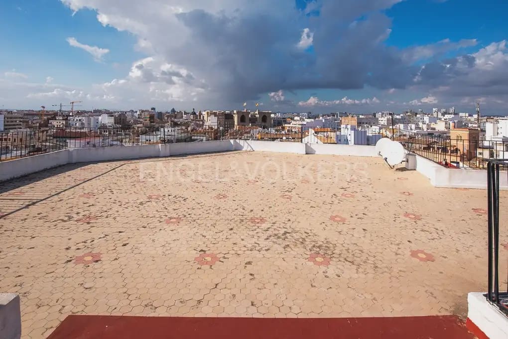 5 bedroom Flat for rent in Valencia city - € 2,300 (Ref: 9973874)