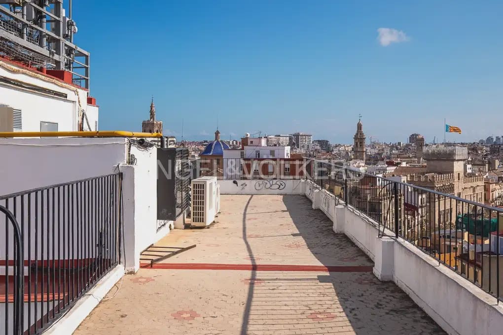 5 bedroom Flat for rent in Valencia city - € 2,300 (Ref: 9973874)