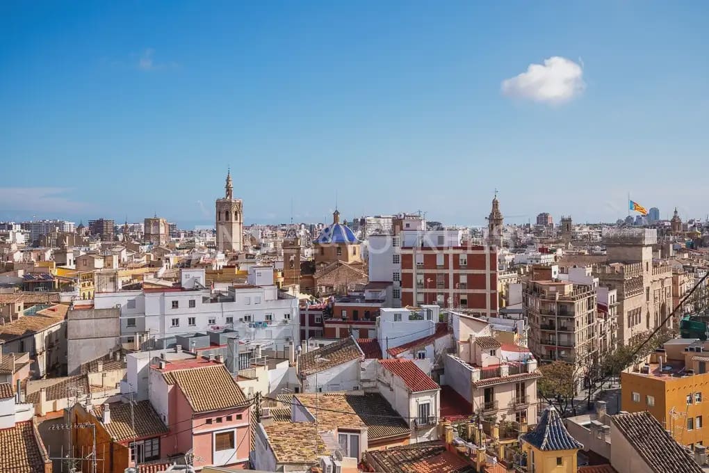 5 bedroom Flat for rent in Valencia city - € 2,300 (Ref: 9973874)