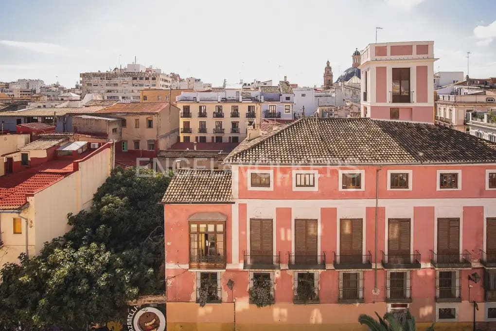 5 bedroom Flat for rent in Valencia city - € 2,300 (Ref: 9973874)