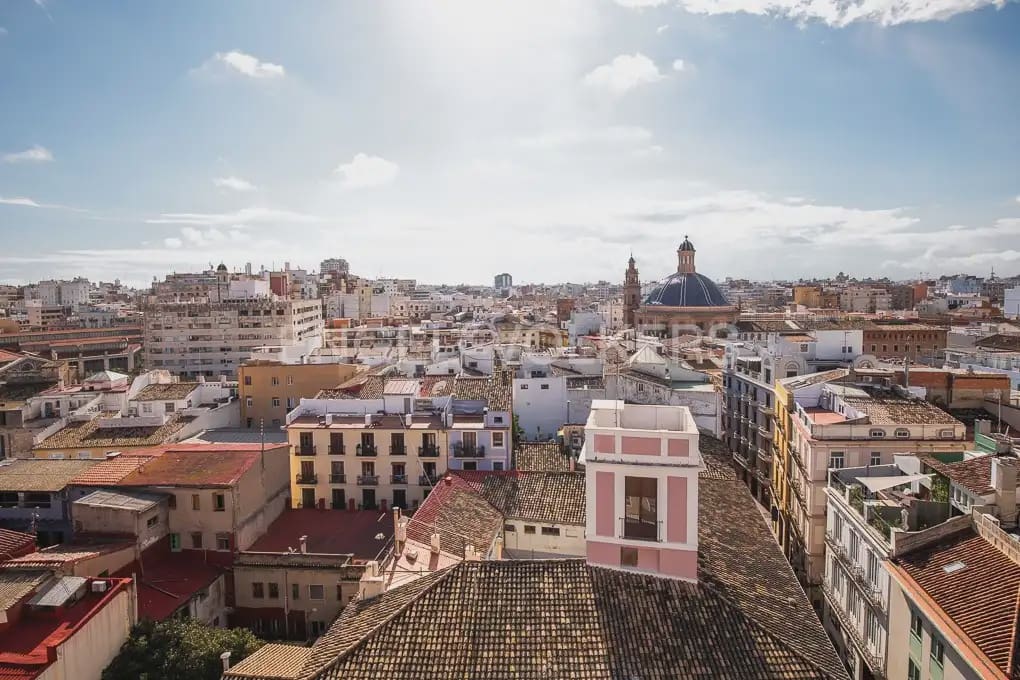 5 bedroom Flat for rent in Valencia city - € 2,300 (Ref: 9973874)