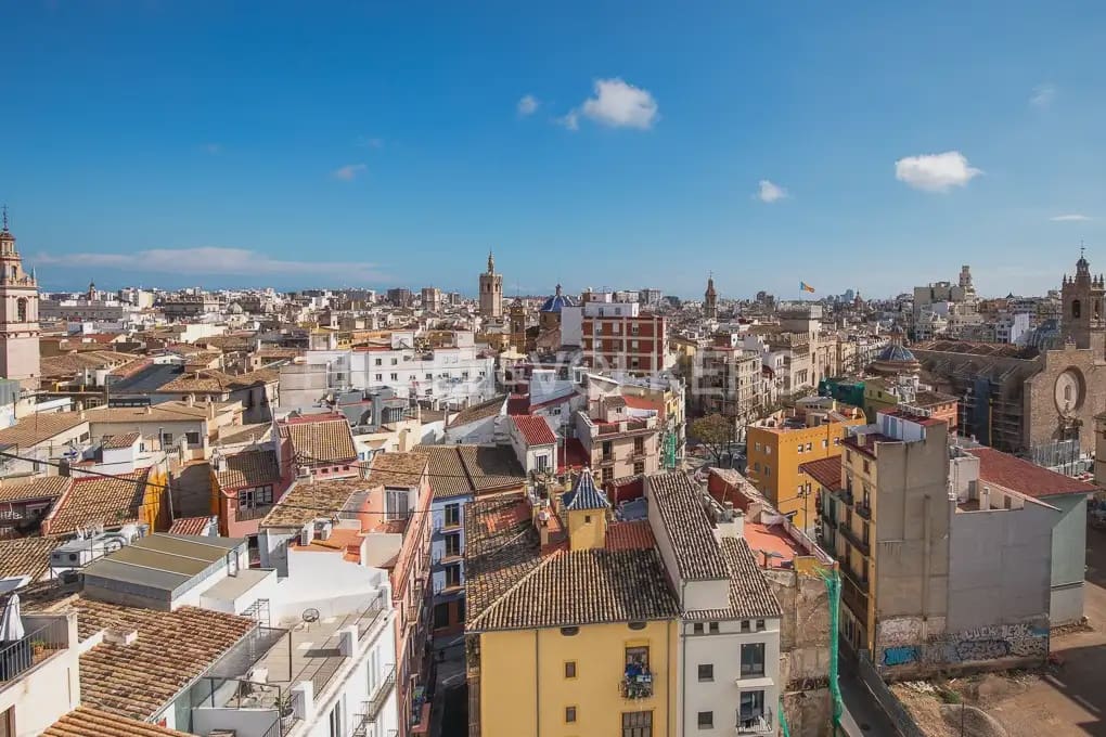 5 bedroom Flat for rent in Valencia city - € 2,300 (Ref: 9973874)